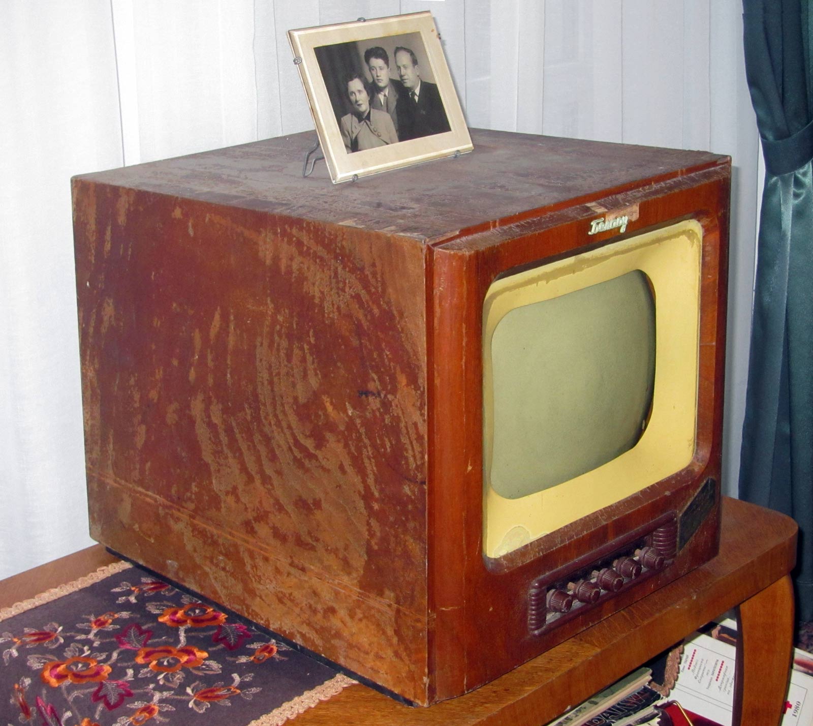 Белорусские телевизоры цены. Телерадиола Беларусь-110. Телерадиола Беларусь 5. Телевизор 1954 года. Кинескоп 31лк2б.