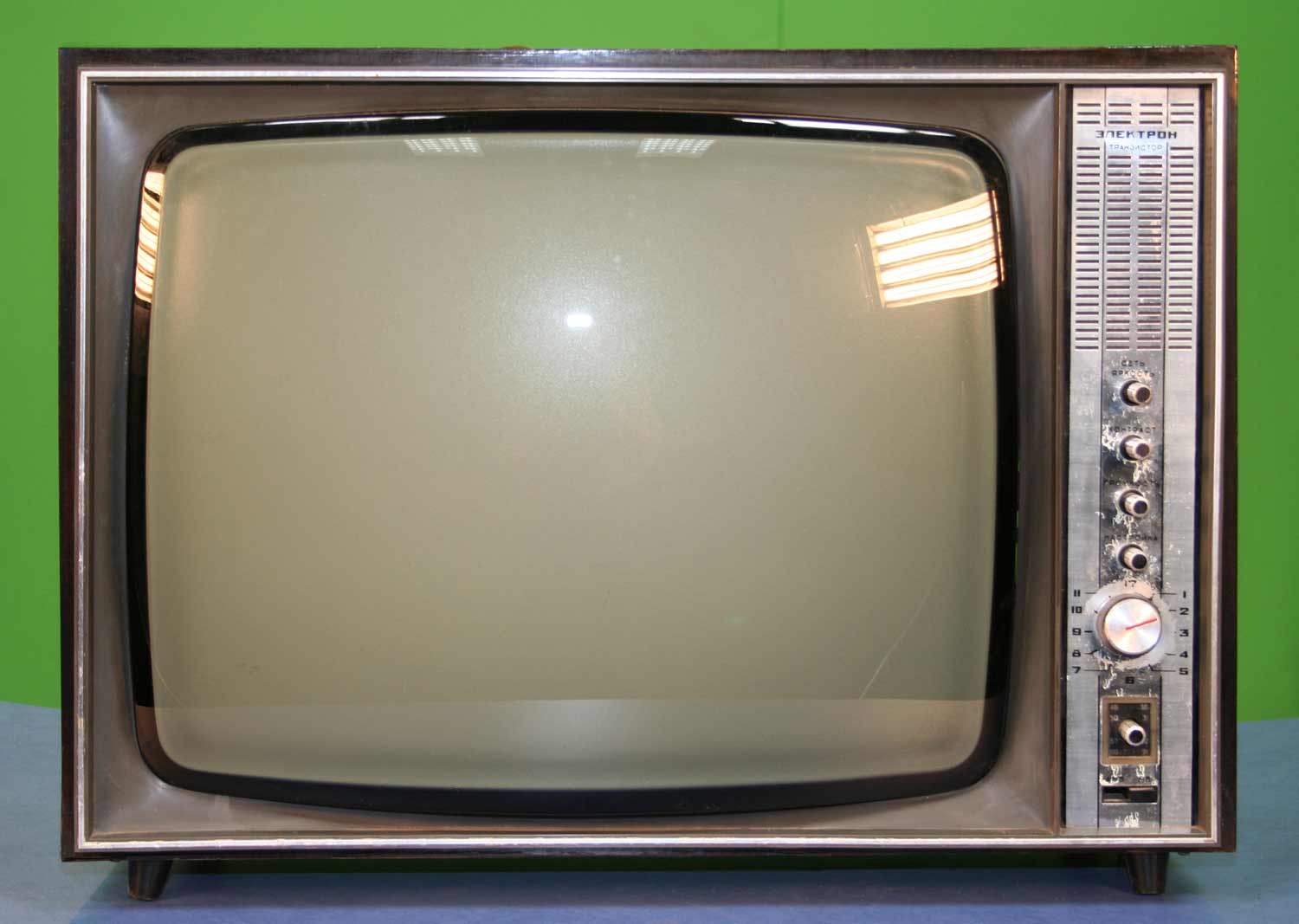Куплю телевизоры ссср. Цветной телевизор электрон 736. Телевизор цветной "электрон 380д".. Телевизор электрон СССР. Телевизор электрон 714д.