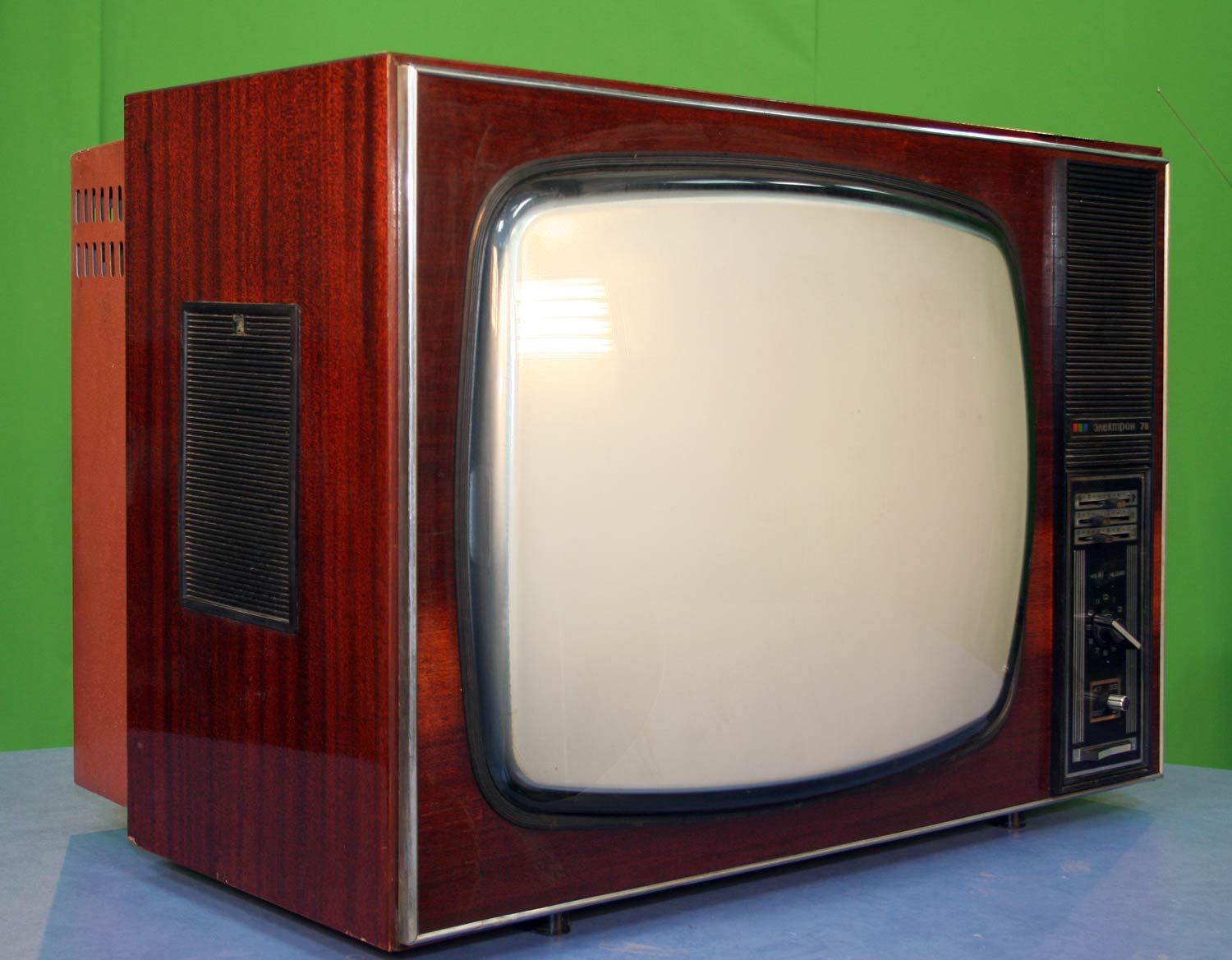 Первый телевизор купить. Цветной телевизор электрон 716. Цветной телевизор электрон 711. Советский телевизор Рубин 711. Телевизор электрон СССР цветной.