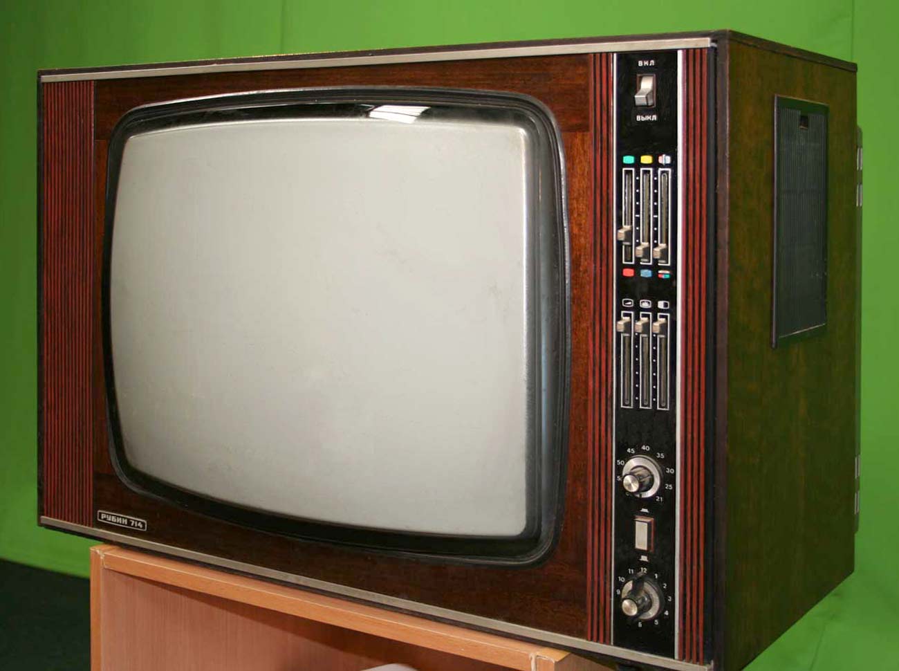 Телевизор в ссср появился каком году. Телевизор Рубин 714. Телевизор Рубин СССР 714. Цветной телевизор Рубин 714. Ламповый телевизор Рубин 714.