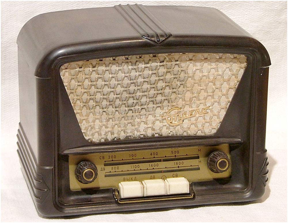 Радио советских времен. Ламповый переносной радиоприемник 1950. Приемник 2х ламповый стрела 1953. Ламповая радиола, стрела. Приемник стрела 1958 года.